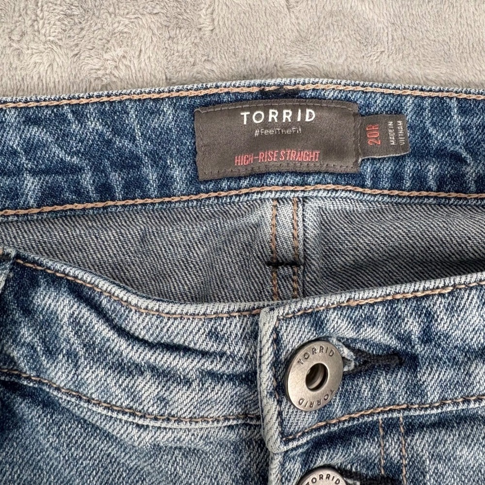 Torrid High Rise Straight Button Fly Light Wash Jeans Women Cropped 20R (42x26) - Picture 5 of 16